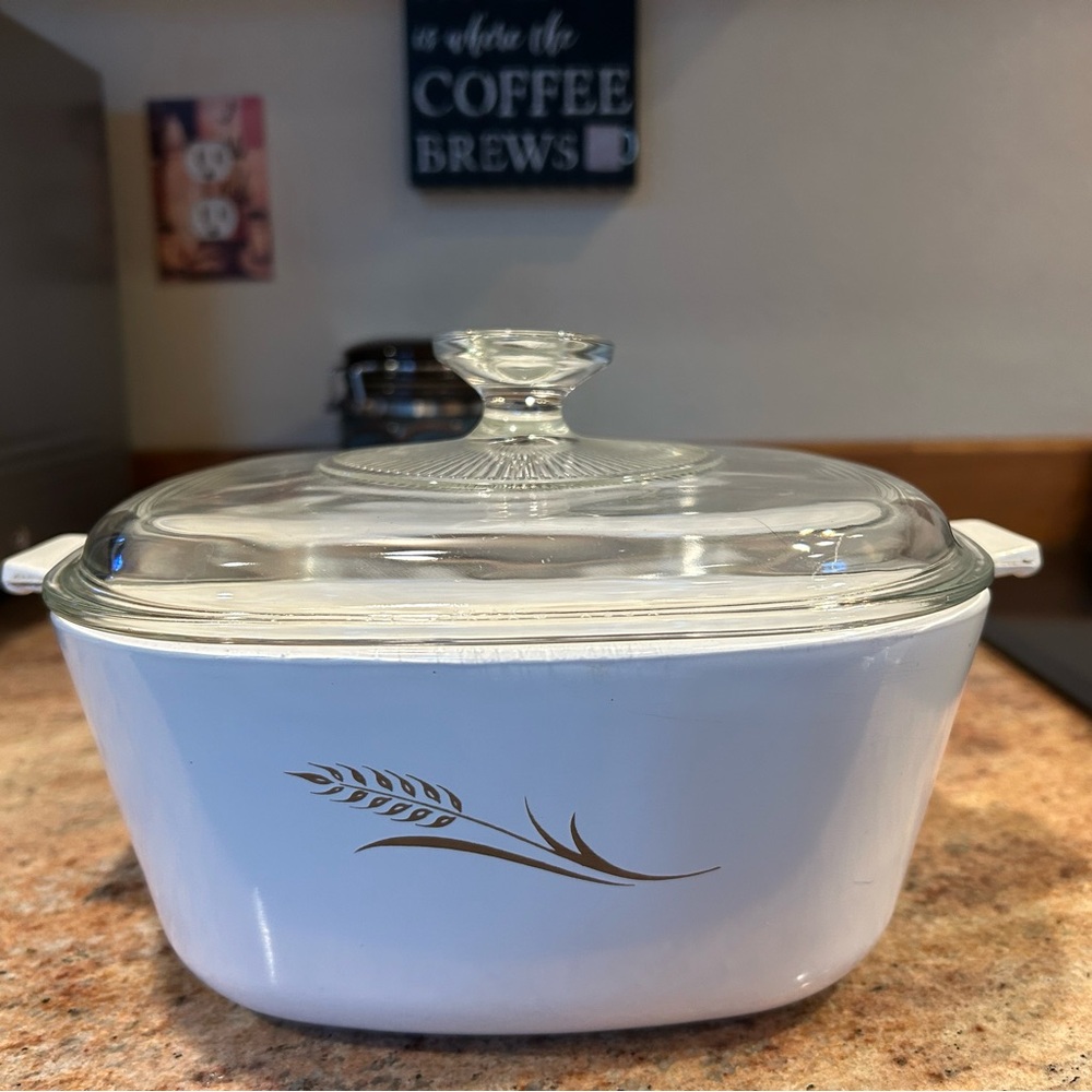 Corningware Wheat Pattern # W-2-1 1/2B Casserole. 2 1/2 qt. Pyrex Glass lid.
